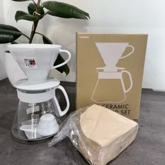 Biały ceramiczny dripper Hario V60-02, rozpakowany model z bazaru. Biały ceramiczny dripper Hario V60-02, rozpakowany model z bazaru.