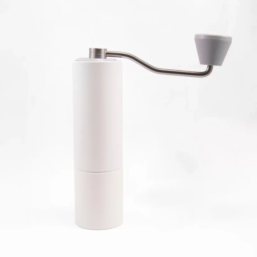 Ručný mlynček na kávu Timemore Chestnut C2 Max v bielej farbe, vyrobený z hliníka.