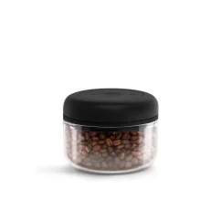 Bocal en verre pour le café avec un couvercle noir et des grains de café à l'intérieur, capacité de 400 ml. Bocal en verre pour le café avec un couvercle noir et des grains de café à l'intérieur, capacité de 400 ml.