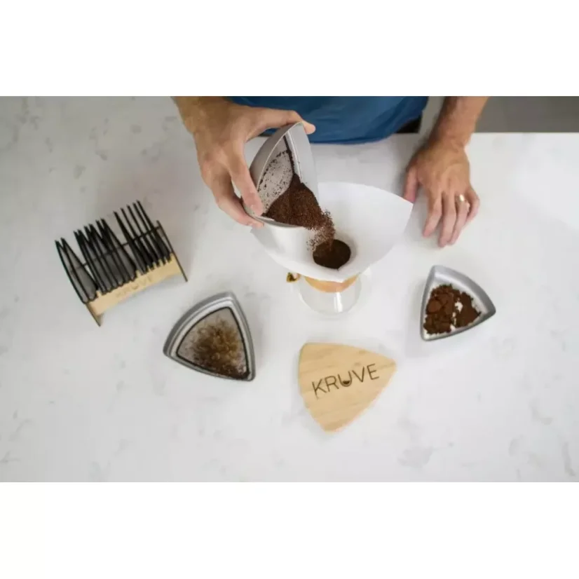 Kruve Sifter Base Silver est un gadget à café haut de gamme en acier inoxydable qui permet un filtrage facile et précis du café.
