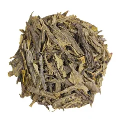 Izliets zaļais tēja China Sencha Special BIO uz baltas fona, skats no augšas Izliets zaļais tēja China Sencha Special BIO uz baltas fona, skats no augšas