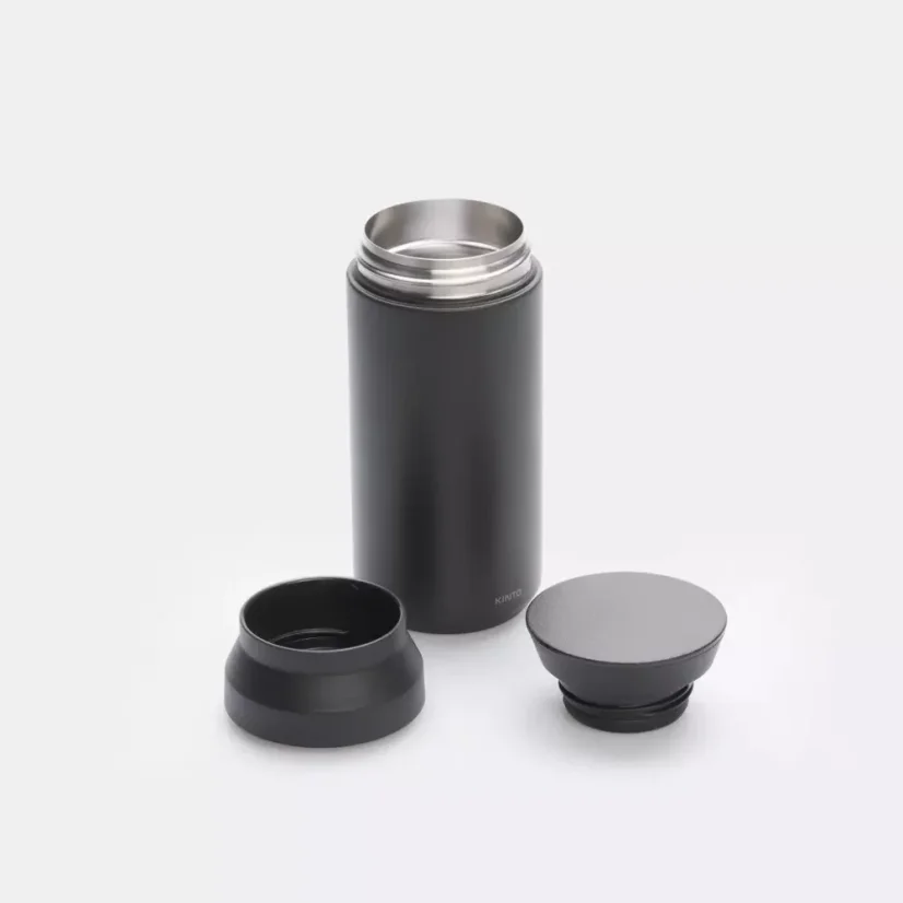 Čierny cestovný termohrnček Kinto Travel Tumbler s objemom 350 ml, vhodný do auta.