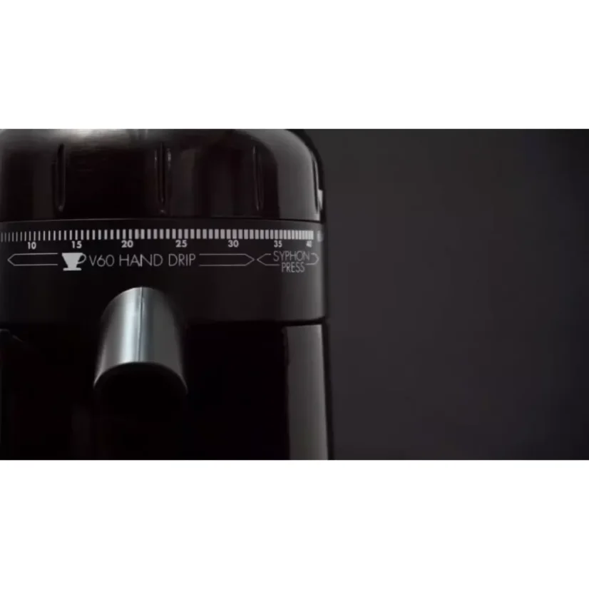 Le moulin à café électrique Hario V60 est un excellent compagnon pour tout amateur de café avec une capacité de réservoir allant jusqu'à 280 grammes.