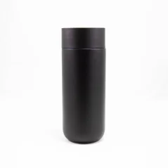 Čierny termos pohár Fellow Carter Move Mug 360 Sip Lid s objemom 473 ml, ktorý je 100% tesniaci, ideálny na cestovanie. Čierny termos pohár Fellow Carter Move Mug 360 Sip Lid s objemom 473 ml, ktorý je 100% tesniaci, ideálny na cestovanie.