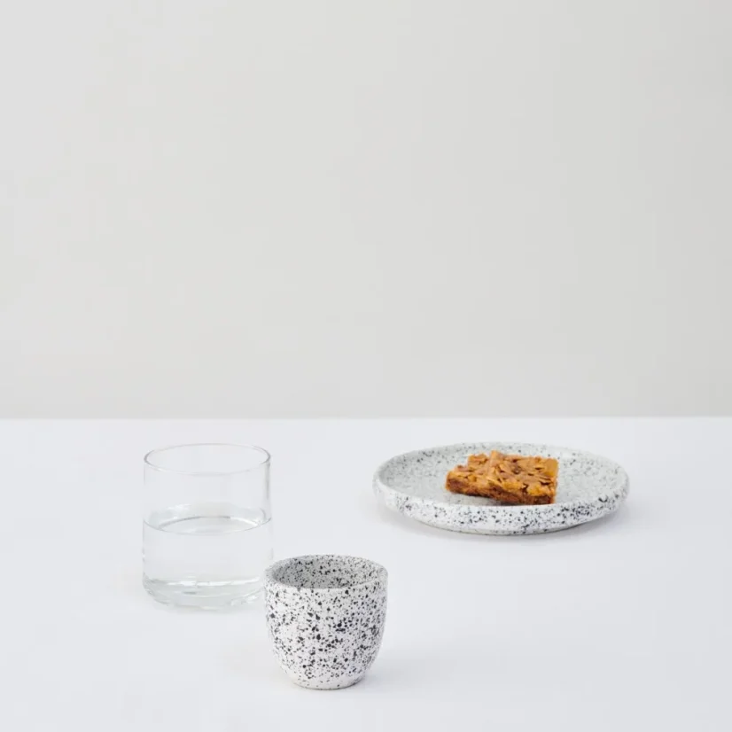 Porcelaninis puodelis Aoomi Mess Mug 04, 80 ml talpos, elegantiškas baltas.