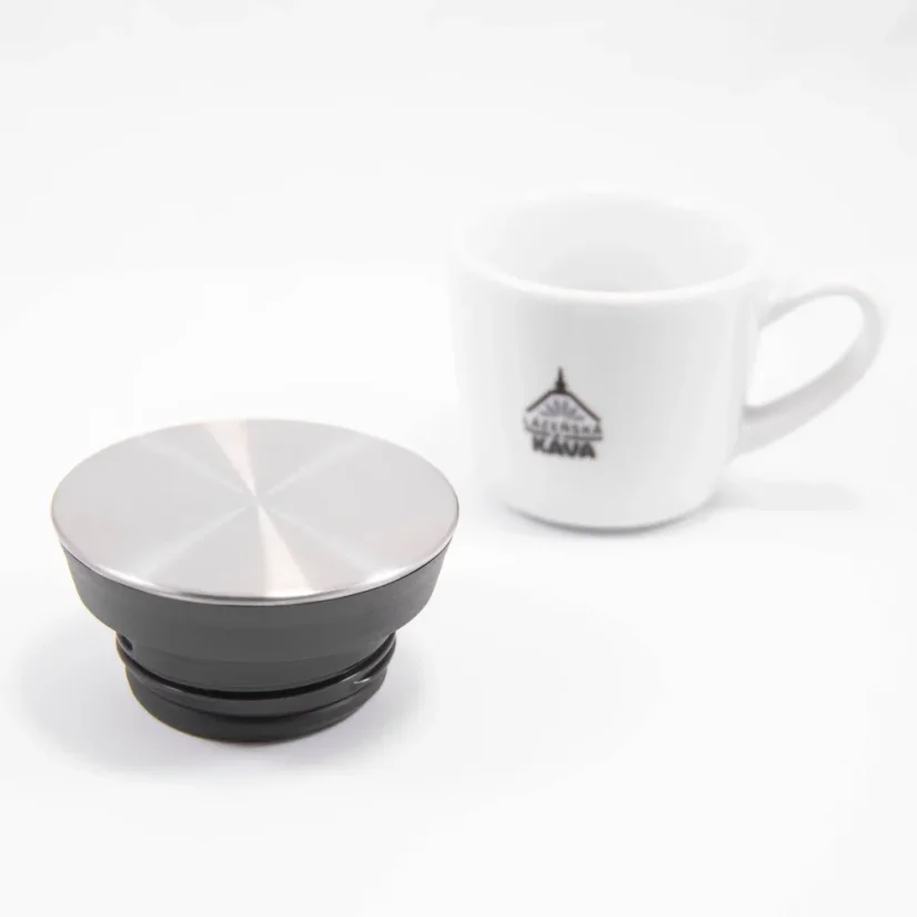 Deckel der Kinto Thermoflasche auf weißem Hintergrund mit einer Tasse Kaffee.