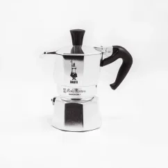 Klasyczny moka garnek Bialetti Moka Express na jeden kubek o pojemności 50 ml, odpowiedni do przygotowania mocnego i aromatycznego espresso.