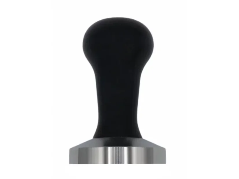 Čierny tamper na upchávanie kávy so základňou 58 mm na prípravu espressa od Heavy Tamper.
