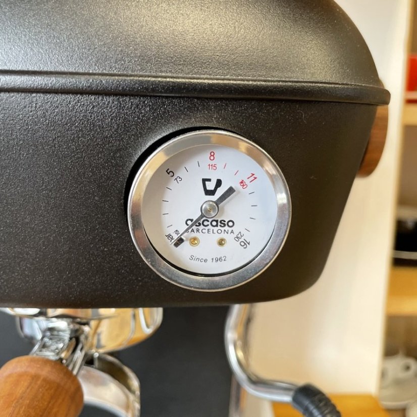 Domáci pákový kávovar Ascaso Dream PID v štýlovej tmavočiernej farbe s vibračnou pumpou.