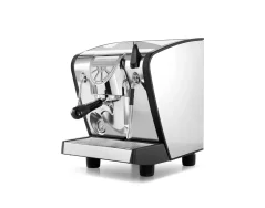Máquina de café expresso Nuova Simonelli Musica com acabamento preto.