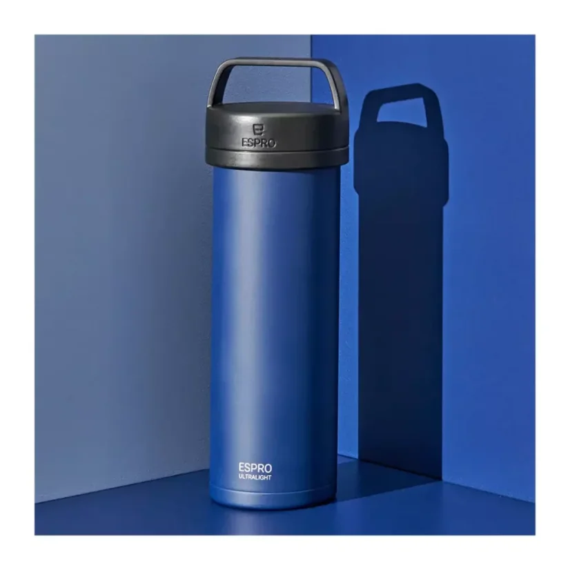 La presse à café Ultra Light en bleu foncé de 450 ml est fabriquée en acier inoxydable de haute qualité, ce qui garantit non seulement un design moderne, mais aussi une grande résistance et une longue durée de vie.