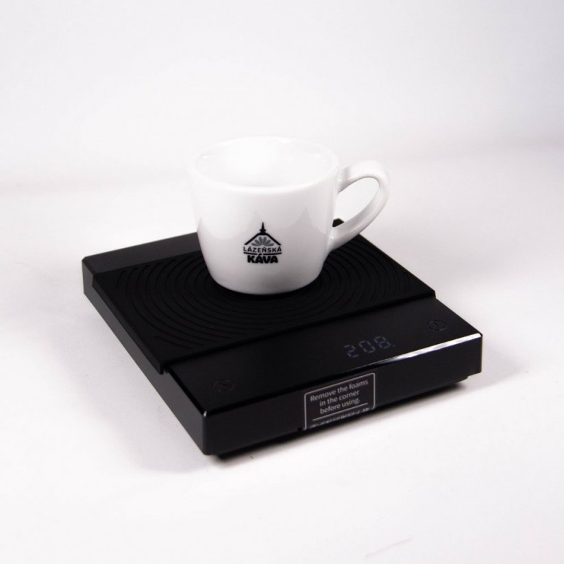 Timemore Black Mirror Basic Plus weegschaal met een koffiekopje erop.