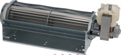 Tangential-Ventilator mat zylindreschem Schaufelrotor an engem Blechgehäus an engem säitleche Motor.
