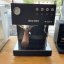 Kávovar Ascaso Steel UNO PID v čiernej farbe s drevenými prvkami, disponuje zásobníkom na vodu o objeme 2 litre.