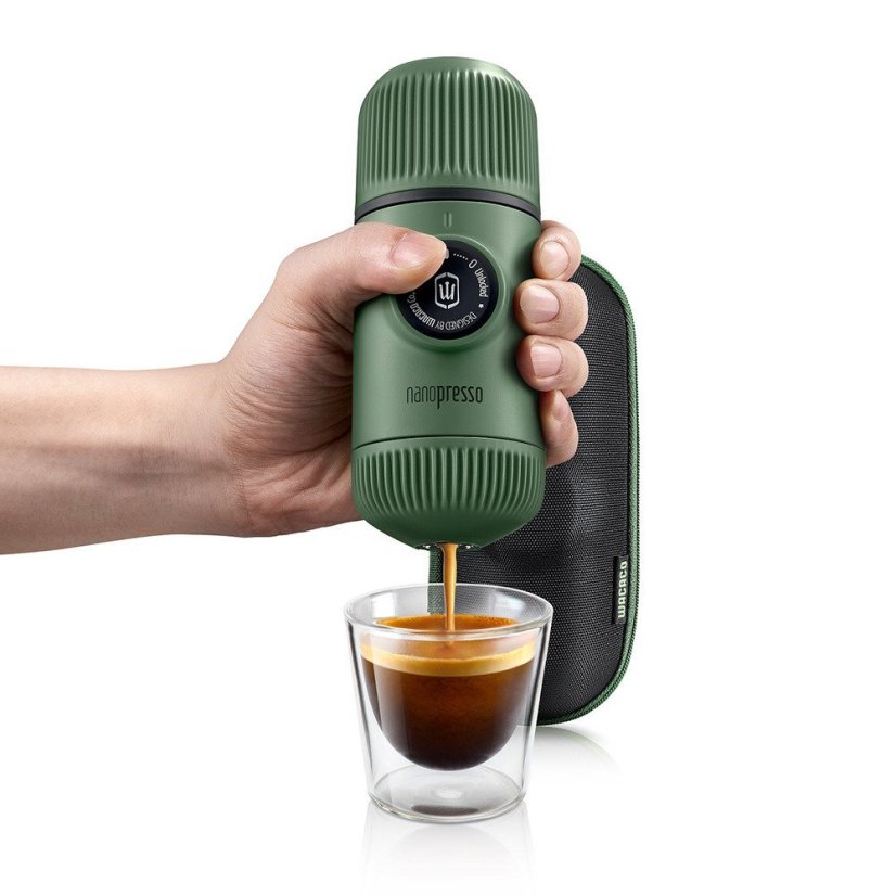 Príprava kávy v cestovnom kávovare Wacaco Nanopresso Moss Green.