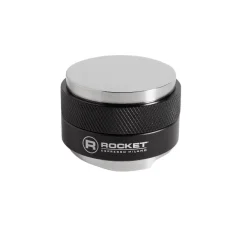 Distribútor a tamper Rocket Espresso na prípravu espressa.