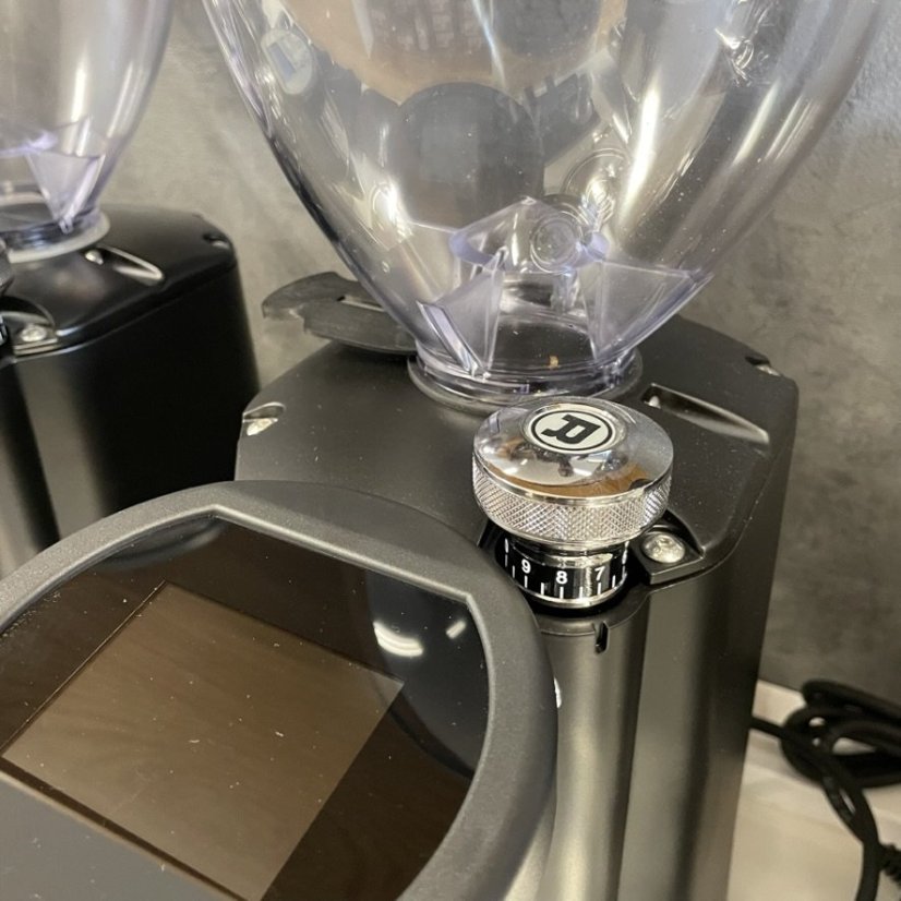 Espressový mlynček na kávu Rocket Espresso FAUSTO 2.1 v čiernej farbe, ideálny pre použitie v domácnostiach.