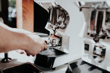 Firwat (net) en Hiewel Kaffismaschinn mat engem agebaute Grinder kafen