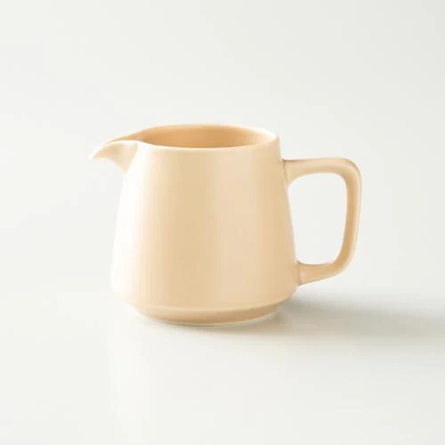 Serveur à café beige.