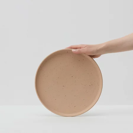 Oranžový veľký tanier Aoomi Sand Large Plate, ideálny na servírovanie.