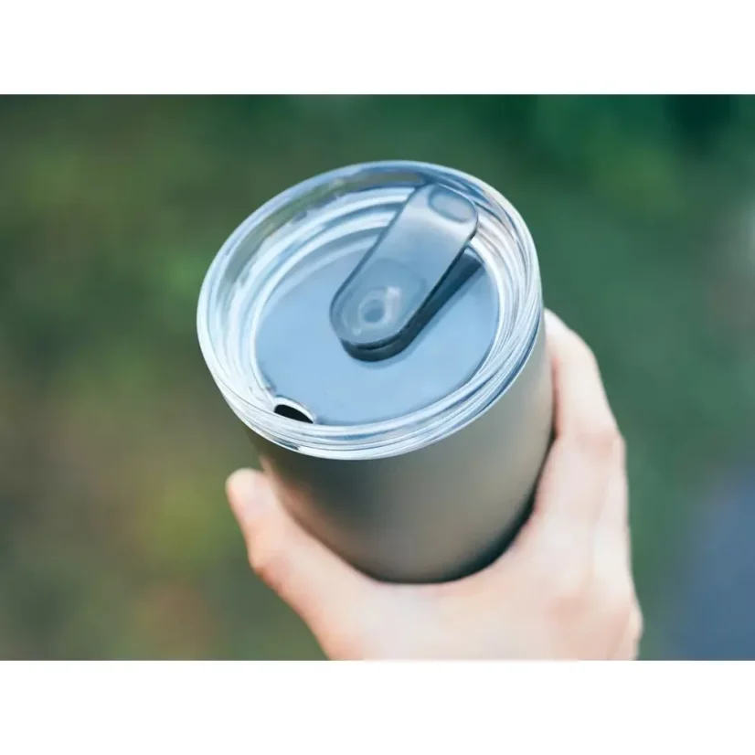 Le tumbler Kinto To Go est un gobelet thermique kaki d'une capacité de 360 ml, idéal pour le café en déplacement et parfait pour une utilisation dans la voiture.