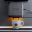 Automatický kávovar Nivona NICR 970, ktorý má integrovaný mlynček na zrnkovú kávu, vhodný na domáce použitie.