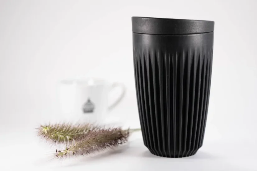 Vaso ecológico Huskee Charcoal con hierba y taza