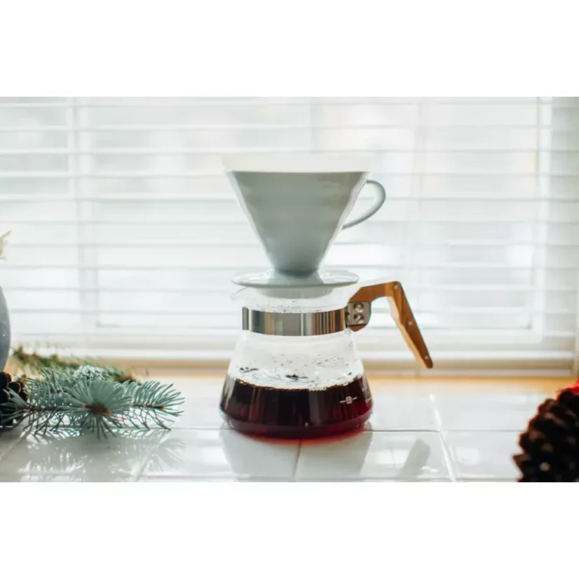 The Hario Coffee Server 600 ml in olive wood is an elegant coffee pot with a transparent design that perfectly showcases your favourite beverage.