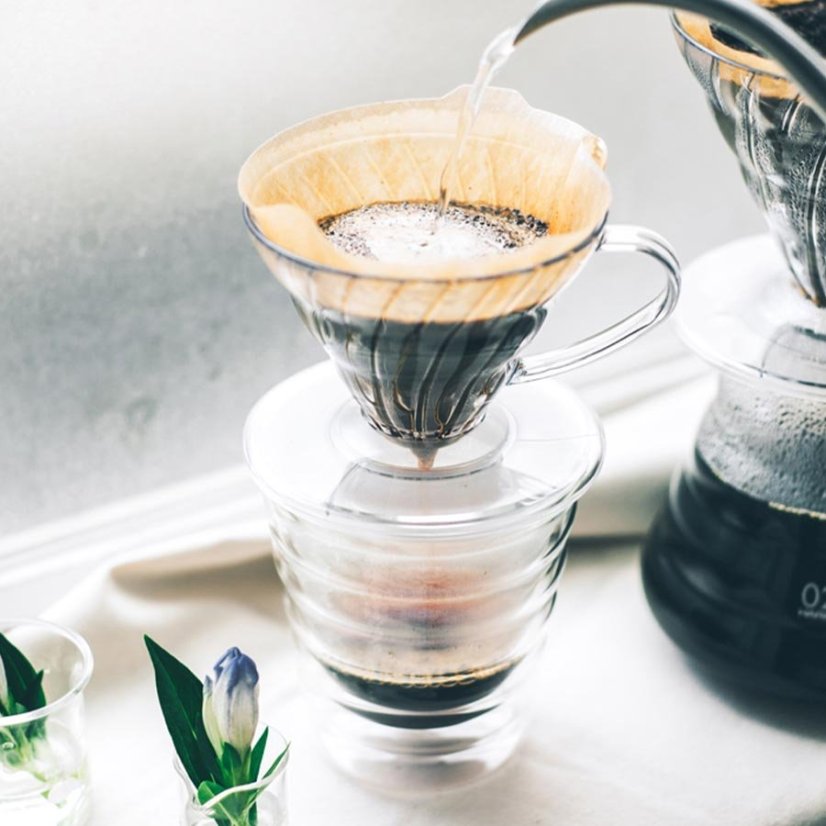 Porte-filtre en plastique Hario V60-01 d'une capacité de 360 ml pour la préparation de café filtré.