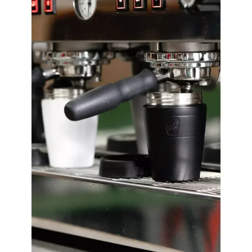 Termohrnček KeepCup Helix Thermal BLACK s objemom 454 ml je ideálnou voľbou pre mužov, ktorí hľadajú štýlový a funkčný doplnok pre svoje nápoje na cestách.