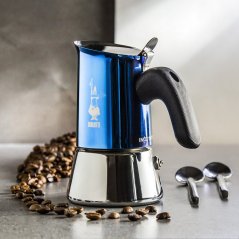 Moka-Kanne Bialetti New Venus Blue mit Kaffeebohnen.