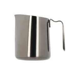 Konvička na mlieko Fellow Eddy Milk Pitcher s objemom 350 ml v elegantnej čiernej farbe. Konvička na mlieko Fellow Eddy Milk Pitcher s objemom 350 ml v elegantnej čiernej farbe.