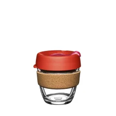 Sklenený KeepCup termohrnok o objeme 227 ml s červeným viečkom a korkovým držiakom na bielem pozadí.