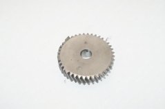 Metallent Primär Zännrad mat feinen Zänn um Rand an enger zentraler Bohrung mat Rëll Metallent Primär Zännrad mat feinen Zänn um Rand an enger zentraler Bohrung mat Rëll