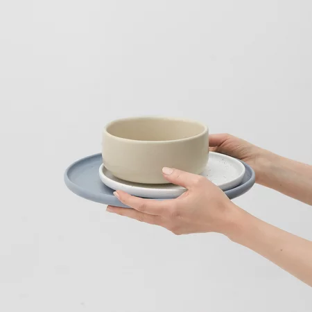 Bol Aoomi Iris de couleur beige pour un service élégant des plats.