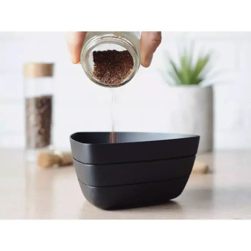 Kruve Sifter Base Noire est un gadget à café moderne qui permet de tamiser facilement et précisément le café pour une extraction optimale des saveurs.