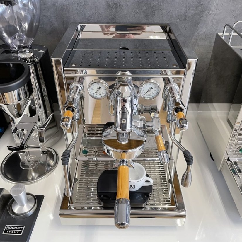 Home lever espresso machine ECM Synchronika in olive finish with a 20-minute heat-up time.