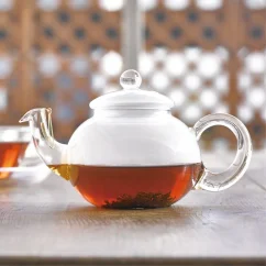 Teekanne Hario Jumping mit einem Volumen von 500 ml, ideal für die Zubereitung von Tee und anderen heißen Getränken.