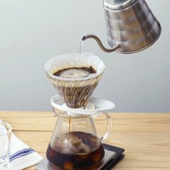 Kávékészítés üveg dripperben, Fehér Hario V60-02-típusú, fejlesztett alapverzióval.