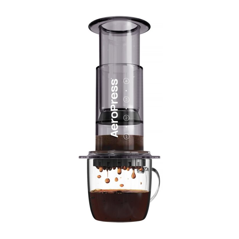 Aeropress Clear Smoked má krásny krištáľovo čierny dizajn.