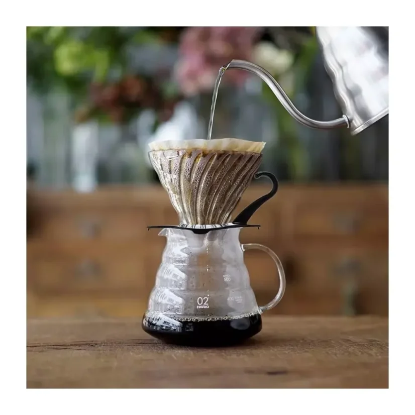 A Hario V60-03 dripper egy elegáns fekete kávéfőző, amely üvegből készült, és tökéletes kávéextrakciót biztosít.