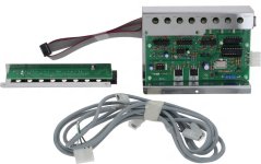 Sensorbaugrupp: eng kleng Plack mat LED, e flaache Kabel, eng Kontrollplack a Verbindungskabelen.