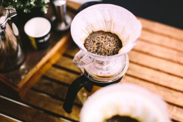 Bléien oder Pre-Infusioun: wéi Kaffi "bléien" während Virbereedung