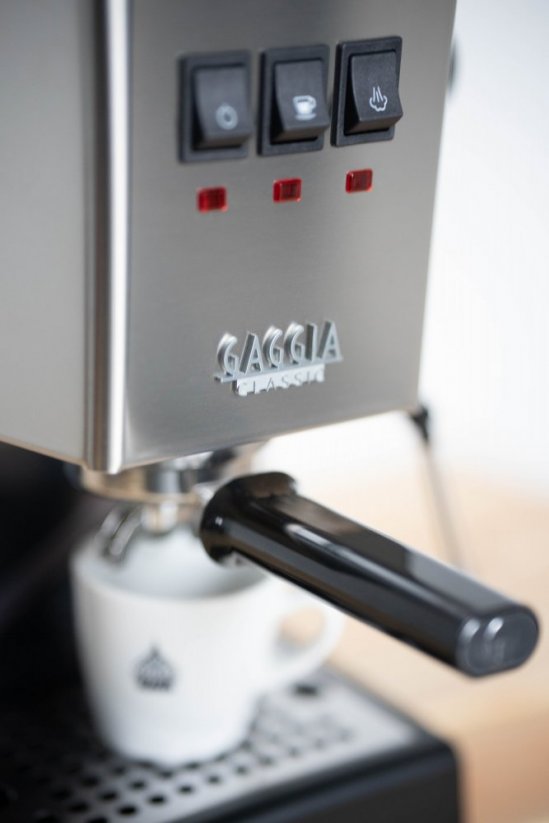 Spa café et machine à café Gaggia New Classic en acier inoxydable.