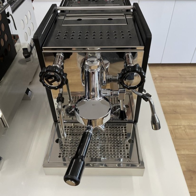 Home lever coffee machine Rocket Espresso Mozzafiato Cronometro R in black, ideal for preparing Americano.