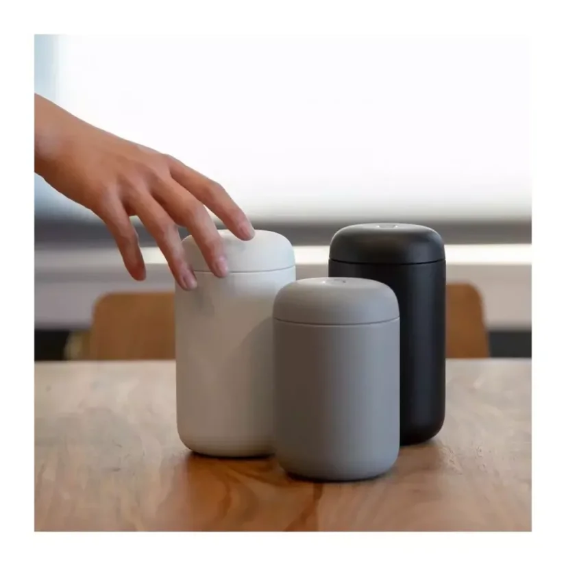 Čierny termohrnček Carter Everywhere Mug s objemom 355 ml je vyrobený z nerezovej ocele, ideálny na udržanie vašej kávy teplej na cestách.