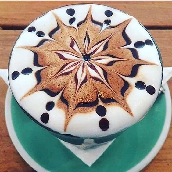 Détail du latte art dans une tasse bleue