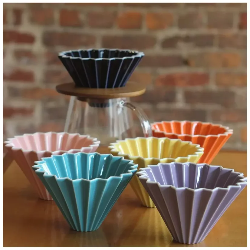 Le dripper origami S en couleur turquoise est un filtre élégant qui apporte esthétisme et fonctionnalité à votre préparation quotidienne de café.