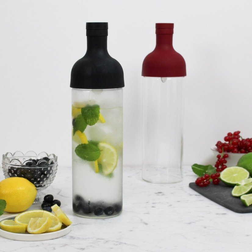 Schwarze und burgunderfarbene Flasche für Eistee, Filter-In Flasche. Volumen 750 ml.