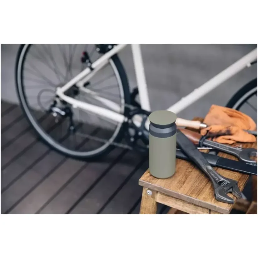 Kinto Travel Tumbler in khakifarbe mit einem Fassungsvermögen von 500 ml ist ein praktischer Thermobecher, der sich ideal zum Reisen eignet und bedenkenlos in der Spülmaschine gereinigt werden kann.